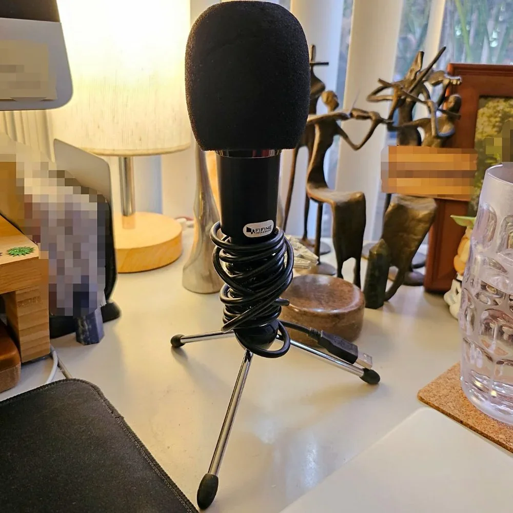 Desktop USB microphone for videoconferencing, podcast, or gaming